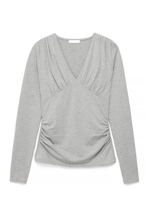 Maglia a maniche lunghe grigio chiaro con scollo a V profondo e dettagli di tessuto drappeggiato sul busto e sui lati, distesa su uno sfondo bianco.