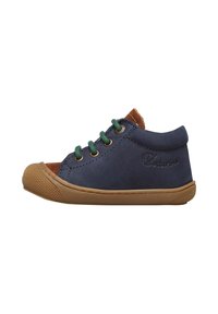 Scarpe in suede blu navy con accenti in suede marrone, lacci verdi e suola in gomma. Presentano una punta arrotondata e un colletto imbottito.