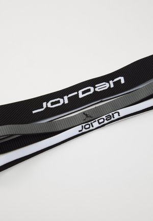 Tre elastiche fasce per la testa di colore nero, grigio e bianco. Ogni fascia presenta il logo "Jordan" in colori a contrasto e tessuto testurizzato.