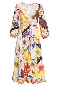 Robe florale multicolore avec de longues manches bouffantes ; présente une taille cintrée, un nœud, et divers motifs diagonaux en rose, jaune et noir.