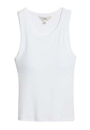 Top sin mangas blanco de canalé con escote redondo y etiqueta de M&S en el cuello, colocado plano sobre un fondo blanco.