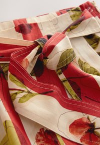 Kijelölve, red ecru stripe