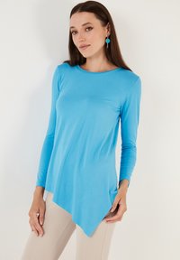 ASYMMETRIC CUT CREW NECK  - Camicetta - blue