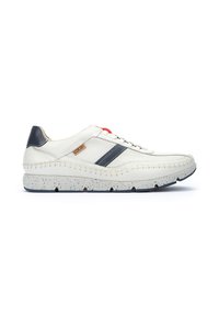 Sneaker bianco con design perforato, dettagli blu navy e suola maculata. Presenta lacci e una striscia laterale.