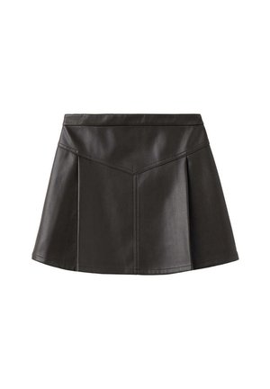 Mini-jupe noire en simili cuir avec des coutures en V et une silhouette légèrement évasée sur fond blanc.