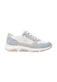 Baskets sportives blanches et bleu clair avec une finition en suède texturé, fermeture à lacets et détail de fermeture éclair sur le côté. Semelle en caoutchouc avec marque.