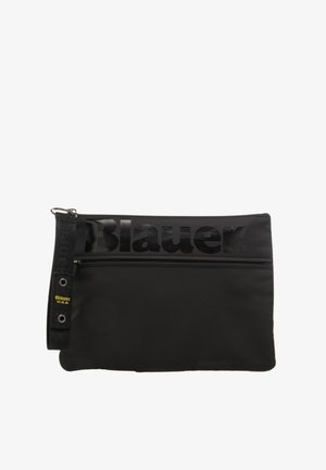 Zwarte nylon clutch met een glanzend "Blauer"-logo, ritssluiting, getextureerde handvat en een plat ontwerp zonder zichtbare patronen.