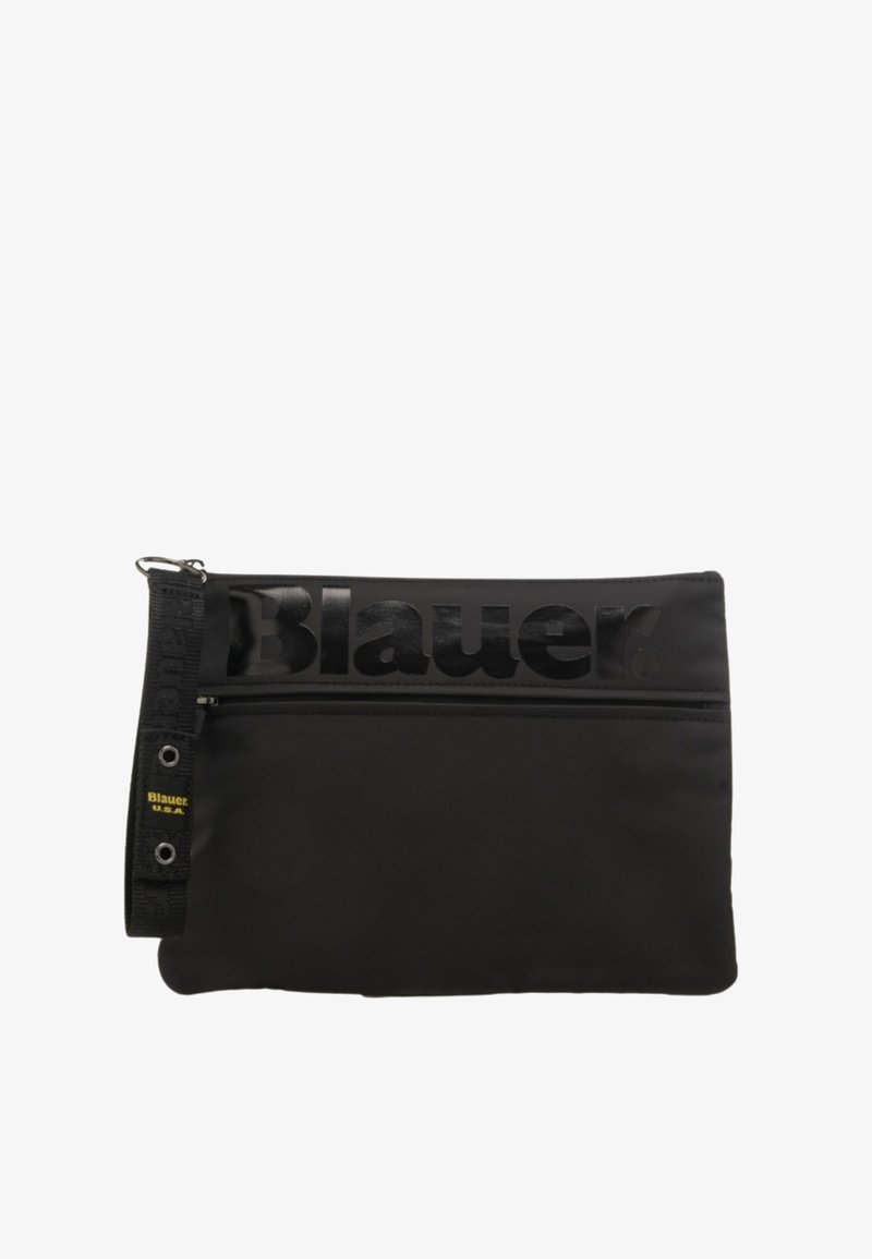 Sort nylon clutch taske med et skinnende "Blauer" logo, lynlås lukning, tekstureret rem og et fladt design uden synlige mønstre.