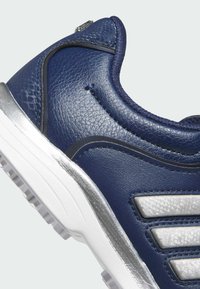 Scarpa sportiva blu navy in pelle strutturata, con dettagli argentati e suola in gomma bianca. Presenta un design elegante e cuciture visibili.