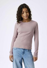 Langärmliges, geripptes Oberteil in sanftem Mauve mit rundem Halsausschnitt, kombiniert mit hellblauen Jeans; hat figurbetonte Ärmel und ein minimalistisches Design.