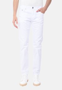 Pantaloni bianchi in cotone con vestibilità dritta, dotati di chiusura con bottone, tasche anteriori e un tessuto liscio e strutturato.