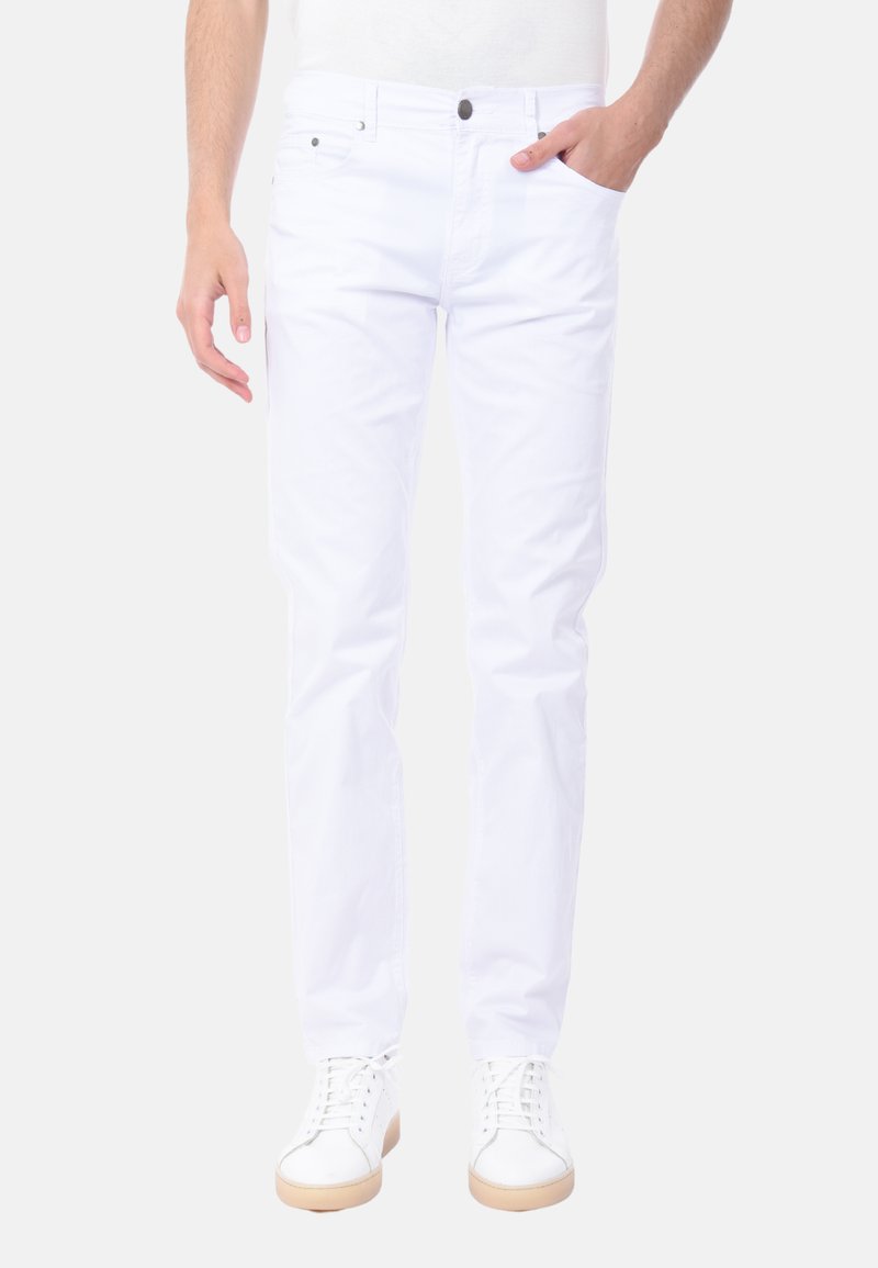 Pantaloni bianchi in cotone con vestibilità dritta, dotati di chiusura con bottone, tasche anteriori e un tessuto liscio e strutturato.