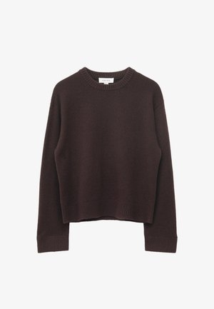 Donkerbruine gebreide trui met lange mouwen en ronde hals, met geribbelde boorden aan de manchetten, zoom en halslijn, plat gelegd op een witte achtergrond.