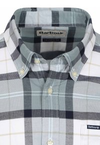 Geruite blouse met kraag en knopen in tinten lichtgrijs, zwart en wit, met een zichtbare Barbour-merklabel aan de binnenkant van de kraag en op het voorzakje.