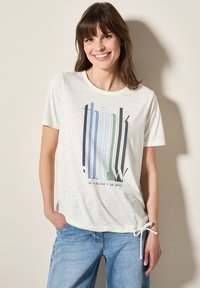 T-shirt blanc à manches courtes avec un design imprimé "think" dans des tons de bleu et de vert, agrémenté d'un détail à nouer sur le côté. Tissu doux et léger.