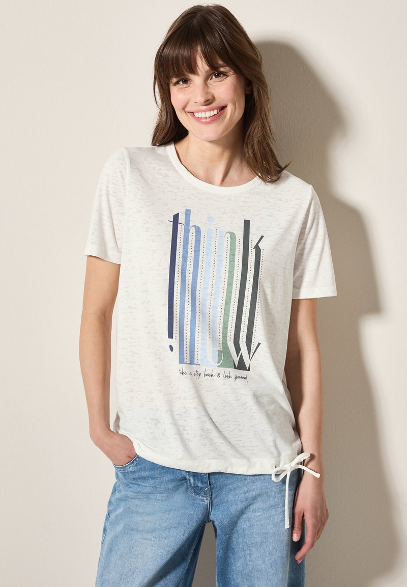 T-shirt blanc à manches courtes avec un design imprimé "think" dans des tons de bleu et de vert, agrémenté d'un détail à nouer sur le côté. Tissu doux et léger.