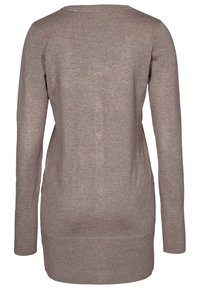 Beżowy sweter z długim rękawem, wykonany z dzianiny, z okrągłym dekoltem; posiada prążkowany dół i mankiety, gładką teksturę oraz dopasowany krój.