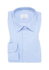 Camicia leggera blu chiaro con righe verticali bianche, colletto moderno, chiusura frontale con bottoni e polsino singolo con dettaglio del bottone.