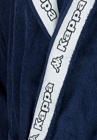 Marineblaue Frottee-Baderobe mit weicher Textur, versehen mit einem weißen Markenband, das das "Kappa"-Logo entlang der vorderen Kanten zeigt.