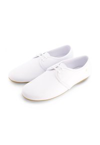 Witte minimalistische veterschoenen met lichtbruine zolen, zij aan zij gepositioneerd op een witte achtergrond.