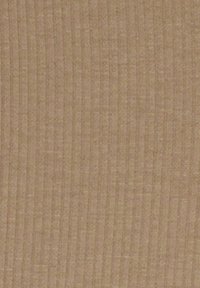 Texture di tessuto marrone chiaro a coste con linee verticali e sottili variazioni di ombreggiatura.