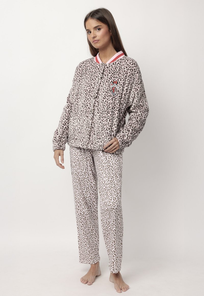 Completo pigiama in stampa leopardata realizzato in morbido tessuto, con maniche lunghe, colletto a righe rosse e polsini elasticizzati, completato da un pantalone stampato coordinato.