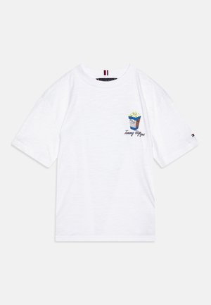 Fehér pamut póló laza szabással, bal mellen egy kis pattogatott kukorica grafika és a "Tommy Hilfiger" felirat látható. Rövid ujjú.