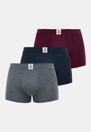 Drei Paare Herren-Boxershorts in Grau, Marineblau und Burgunderrot. Jede Shorts hat ein weiches, enges Design und ein Etikett am Bund.