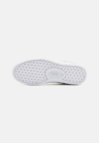 Fehér gumis sneaker talp gyémánt mintával, kiemelkedő logóval és texturált tapadású felülettel. Lekerekített sarkú és sima élekkel.