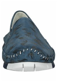 Blauwe instappers met een textuurpatroon, voorzien van een witte zool en contrasterende stiksels langs de rand. Glad bovenmateriaal.
