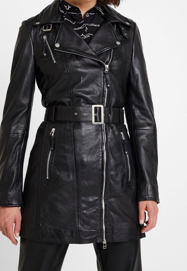 Svart lädermotorcykeljacka med en figurnära design, silverfärgade dragkedjor, bälte i midjan och långa ärmar. Har dragkedjefickor och slagkrage.