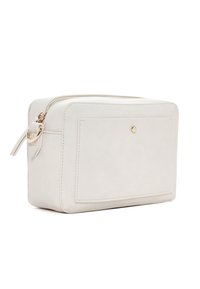 Bolso bandolera rectangular de cuero blanco con bolsillo frontal de abertura lateral, botón de presión dorado y cierre superior con cremallera con tira de deslizamiento.