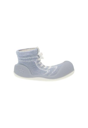 Zapato calcetín para niño pequeño de caña alta color azul claro con cordones blancos y suela de goma con detalle de estrella en el talón.