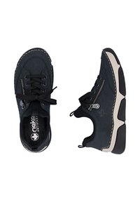 Chaussures décontractées noires à lacets avec fermetures éclair latérales, semelles rembourrées et coutures contrastantes, vues de dessus et de côté.