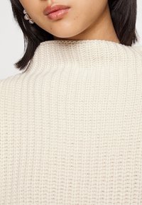 Selected Femme Petite Stickad tröja - off-white