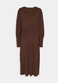 Brun långärmad klänning med rund halsringning, samlad detalj vid midjan och en flödande kjol som når till mitten av vaden.