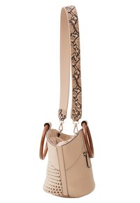 Beżowa skórzana torba typu bucket z plecionymi akcentami, drewnianymi uchwytami i wzorzystym, regulowanym paskiem. Posiada kieszeń na suwak i przestronne wnętrze.