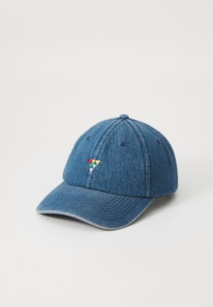 Gorra de béisbol de mezclilla azul con un patrón de pequeños triángulos multicolores en la parte frontal, costuras visibles y visera curva sobre fondo blanco.