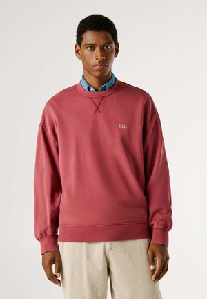 Felpa rossa con polsini e orlo a coste, con dettaglio a punto croce sul colletto e logo "PJL" bianco sul petto.