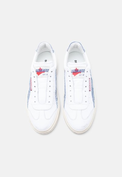 Paire de baskets en cuir blanc avec accents en tissu bleu, logo feuille d'érable rouge et marquage "DSQUARED2" sur la languette et les côtés, sans lacets.