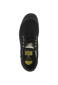 Baskets en toile noire avec embout en caoutchouc, œillets blancs et lacets noirs. Elles comportent une semelle intérieure beige avec un logo et une surface texturée.