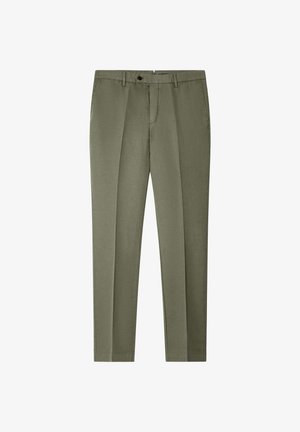 Pantalones a medida color verde oliva con trabillas para cinturón, cierre frontal con botón y cremallera, y bolsillos laterales, colocados planos sobre fondo blanco.