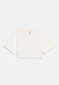 Balts īsa T-krekls ar Adidas logo sarkanā krāsā un Disney zīmolu aizmugurē, ar īsām piedurknēm un minimālistisku dizainu.