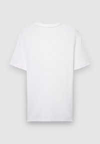 Weißes, geripptes T-Shirt mit kurzen Ärmeln, gerade geschnitten, Rundhalsausschnitt und ohne sichtbare Grafiken oder Verzierungen.