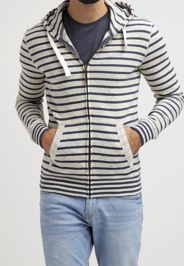 Felpa con zip a righe in grigio chiaro e blu navy, con cappuccio, tasche frontali e lacci. Tessuto morbido con accenti a maglia a contrasto.