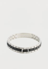 Pulsera de acero inoxidable plateado con acentos trenzados en negro. Presenta eslabones entrelazados y un cierre de broche. Acabado suave y diseño resistente.