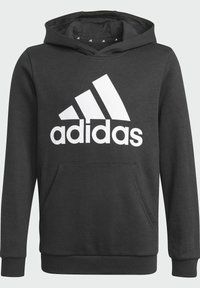Szara bluza z kapturem wykonana z miękkiego materiału, z dużym białym logo Adidas, przednią kieszenią typu kangurka oraz ściągaczami na mankietach i u dołu bluzy.