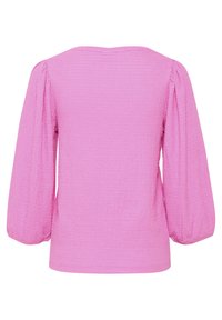 Blusa rosa texture con corpino aderente e maniche a palloncino, caratterizzata da un ampio scollo e un orlo liscio.