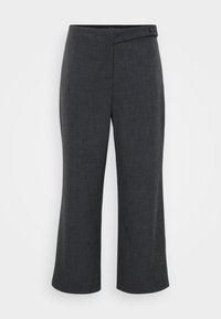 Dunkelgraue, kurz geschnittene Hose mit maßgeschneidertem Schnitt, diagonalem Frontverschluss, einem Knopfdetail und glatter Stoffoberfläche.