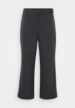 Pantaloni cropped grigio scuro con vestibilità sartoriale, caratterizzati da una chiusura frontale diagonale, dettaglio con un singolo bottone e una texture di tessuto liscia.